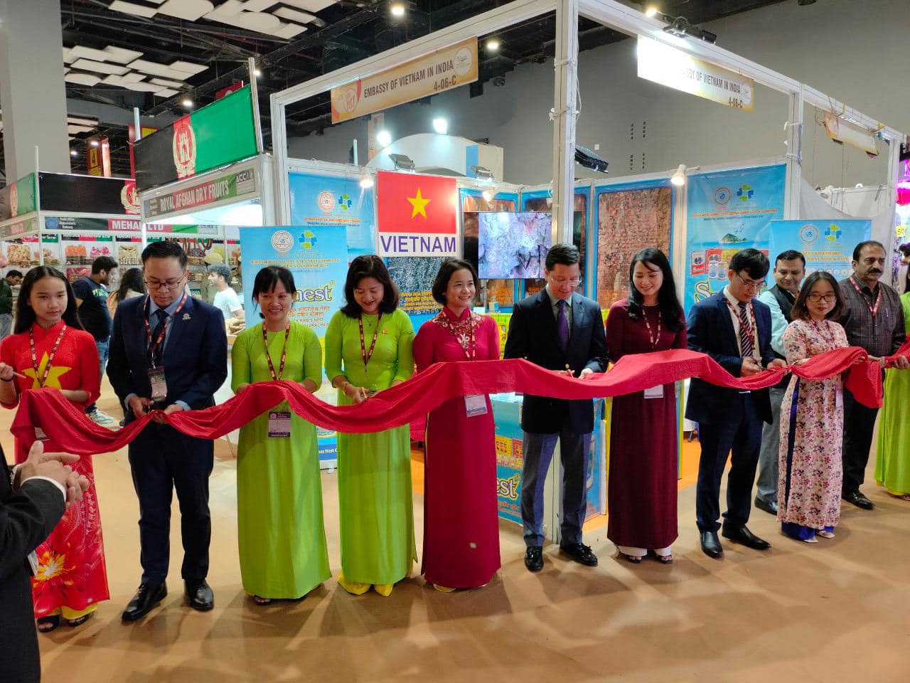 Ambassador Nguyen Thanh Hai attends Vietnam pavilion at India ...